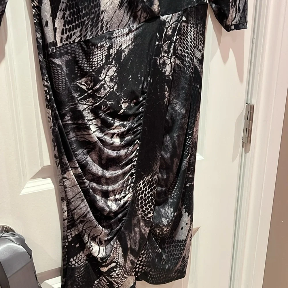 Le chateau form fitting dress - Picture 4 of 13